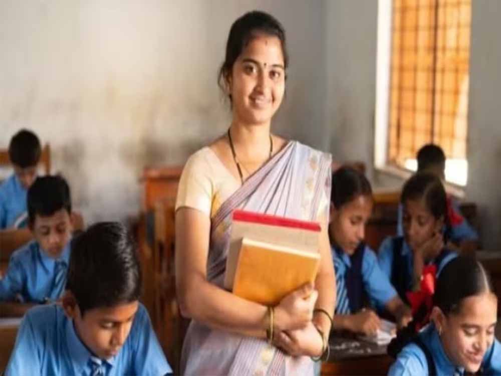 CG शिक्षा विभाग में बड़ा फेरबदल, 700 शिक्षकों के तबादले; जारी हुई ट्रांसफर लिस्ट CG शिक्षा विभाग में बड़ा फेरबदल, 700 शिक्षकों के तबादले; जारी हुई ट्रांसफर लिस्ट