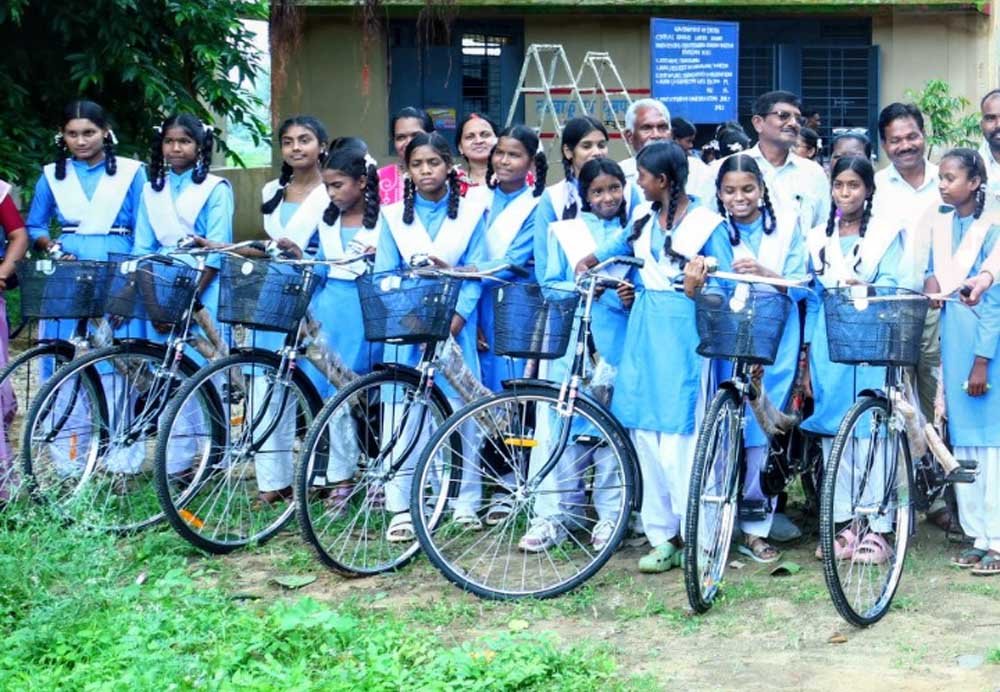 ठग्गांव स्कूल की 18 छात्राओं को मिली साइकिल, मंत्री ने कहा-गांवों की तस्वीर बदल रही है ठग्गांव स्कूल की 18 छात्राओं को मिली साइकिल, मंत्री ने कहा-गांवों की तस्वीर बदल रही है