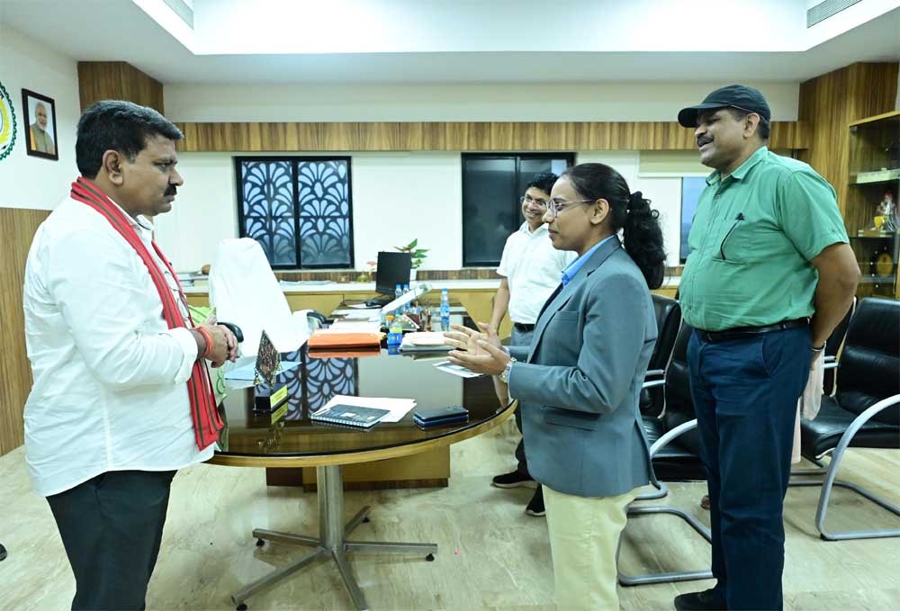उप मुख्यमंत्री विजय शर्मा ने राष्ट्रपति भवन से आमंत्रण मिलने पर रेणुका गोस्वामी को दी बधाई उप मुख्यमंत्री विजय शर्मा ने राष्ट्रपति भवन से आमंत्रण मिलने पर रेणुका गोस्वामी को दी बधाई