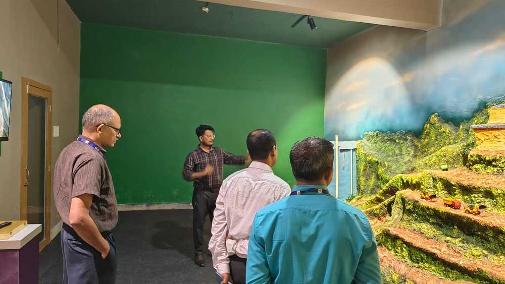 इसरो के वैज्ञानिकों ने किया जिला विज्ञान केंद्र दंतेवाड़ा का भ्रमण इसरो के वैज्ञानिकों ने किया जिला विज्ञान केंद्र दंतेवाड़ा का भ्रमण