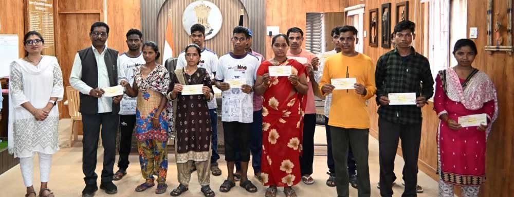 बंदूक छोड़ आत्मसम्मान का रास्ता बंदूक छोड़ आत्मसम्मान का रास्ता