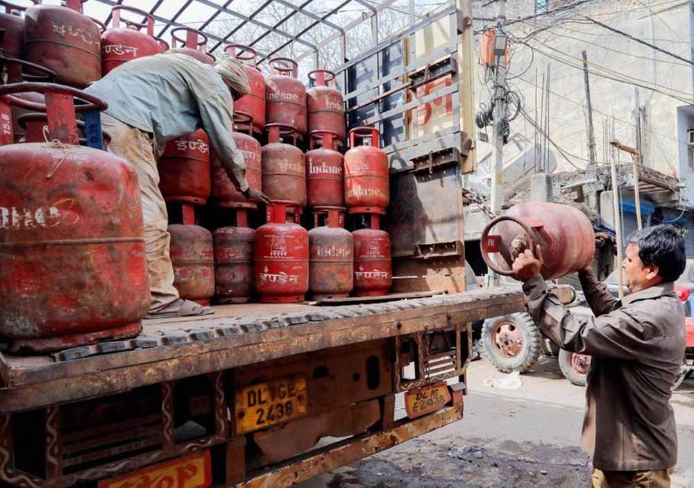 LPG e-KYC की डेडलाइन करीब, 6 दिन में नहीं कराया तो रुक सकती है गैस बुकिंग LPG e-KYC की डेडलाइन करीब, 6 दिन में नहीं कराया तो रुक सकती है गैस बुकिंग