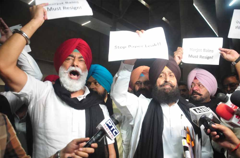 पंजाब विधानसभा के मानसून सत्र में चौथे दिन हंगामा, बरगाड़ी-बहबल कलां मामले पर विपक्ष का जोरदार प्रदर्शन पंजाब विधानसभा के मानसून सत्र में चौथे दिन हंगामा, बरगाड़ी-बहबल कलां मामले पर विपक्ष का जोरदार प्रदर्शन