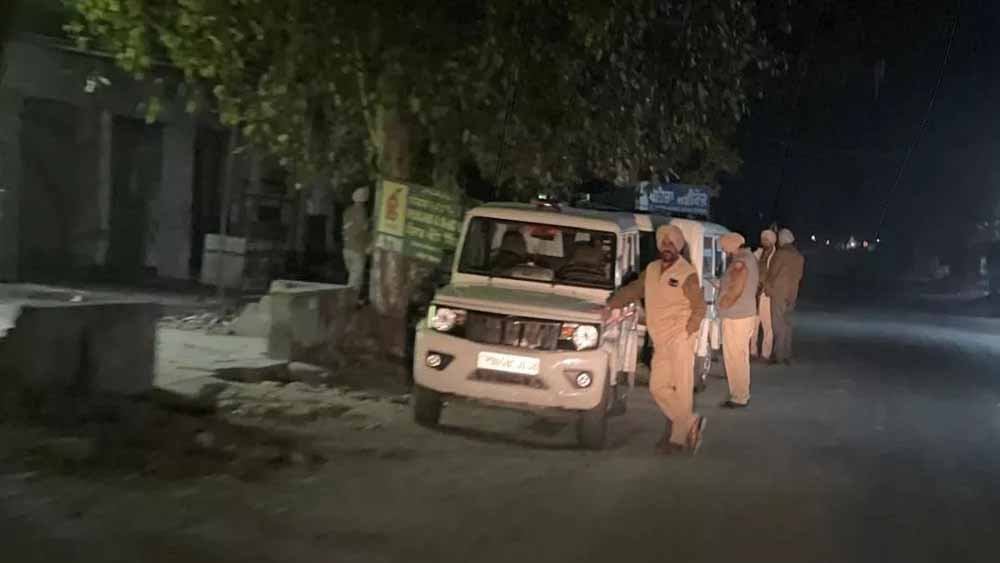 बटाला में पुलिस चौकी के बाहर आधी रात धमाका, वायरल पोस्ट से मचा हड़कंप बटाला में पुलिस चौकी के बाहर आधी रात धमाका, वायरल पोस्ट से मचा हड़कंप