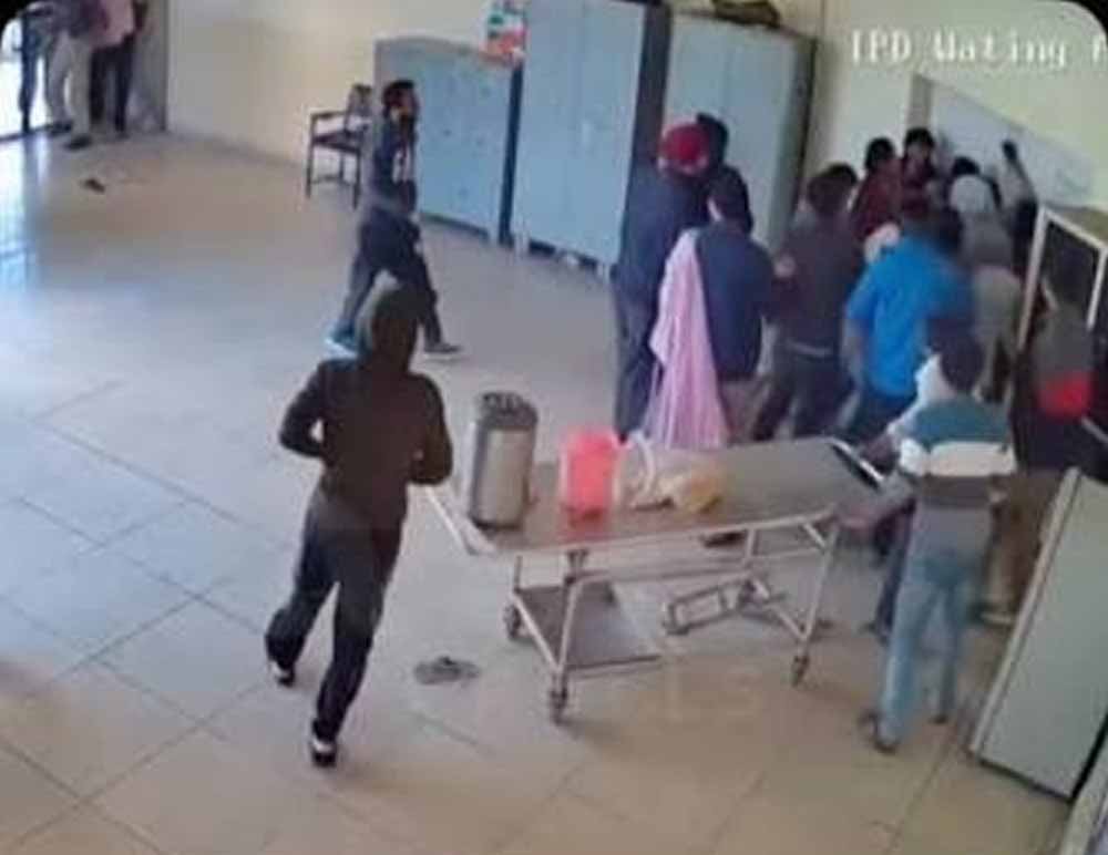 Punjab के अस्पताल में बड़ी लापरवाही, वॉशरूम में रातभर बंद रही बीमार महिला, ताला लगाकर चले गए कर्मचारी Punjab के अस्पताल में बड़ी लापरवाही, वॉशरूम में रातभर बंद रही बीमार महिला, ताला लगाकर चले गए कर्मचारी