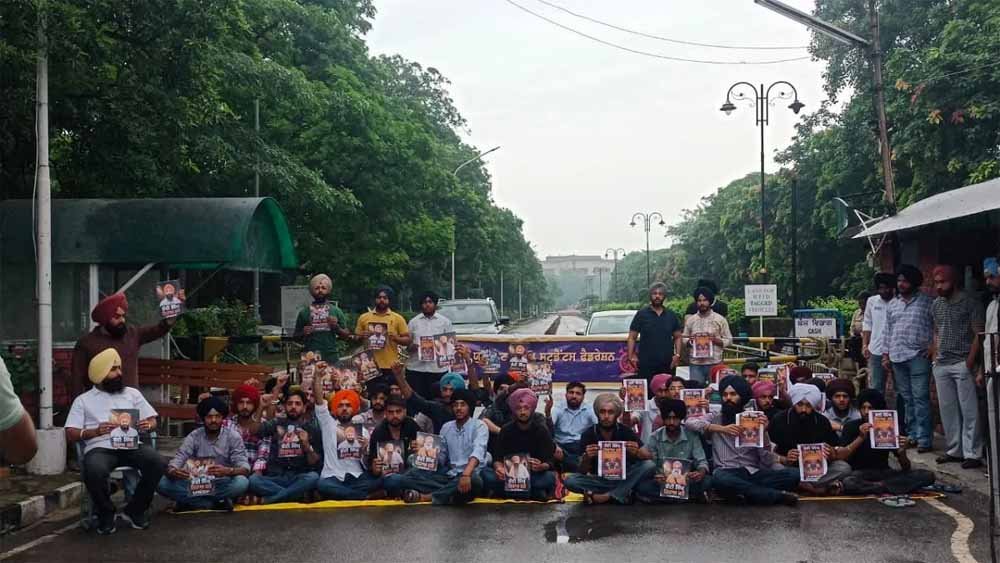 बंदी सिंहों की रिहाई को लेकर पंजाब में प्रदर्शन, पठानकोट-अमृतसर मार्ग ब्लॉक; लुधियाना में मिला-जुला असर बंदी सिंहों की रिहाई को लेकर पंजाब में प्रदर्शन, पठानकोट-अमृतसर मार्ग ब्लॉक; लुधियाना में मिला-जुला असर