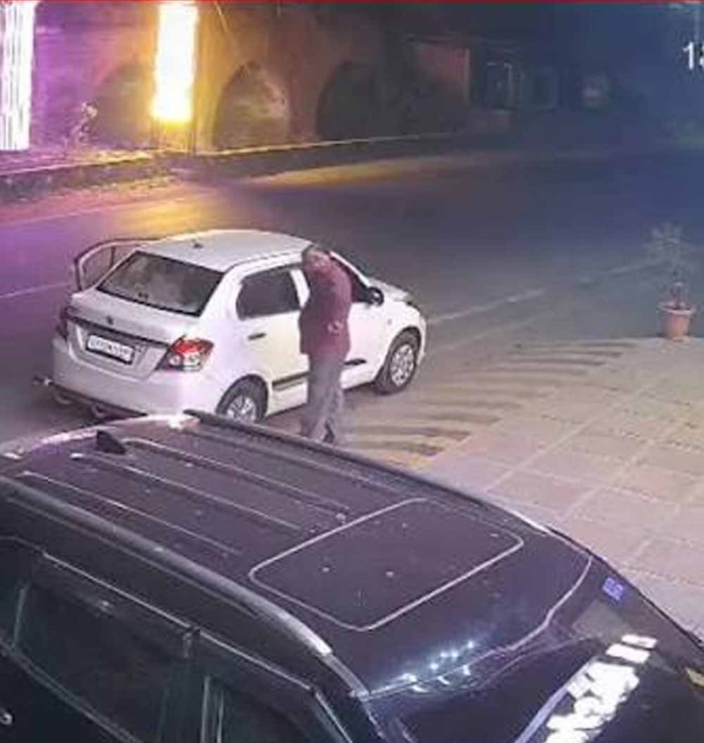 अमृतसर में ड्राइविंग सीट छोड़ दरवाजे पर खड़े होकर दौड़ाई Thar, पुलिस ने शुरू की तलाश अमृतसर में ड्राइविंग सीट छोड़ दरवाजे पर खड़े होकर दौड़ाई Thar, पुलिस ने शुरू की तलाश