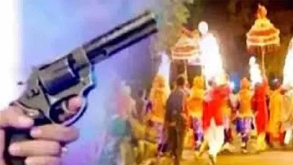 प्री-वेडिंग में दूल्हे की दबंगई! सात राउंड फायरिंग के बाद गिरफ्तारी में जुटी पुलिस प्री-वेडिंग में दूल्हे की दबंगई! सात राउंड फायरिंग के बाद गिरफ्तारी में जुटी पुलिस
