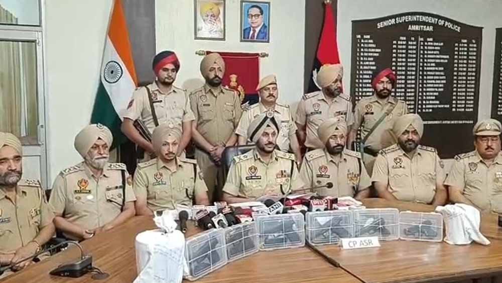 अमृतसर में बड़ी कार्रवाई, 7 पिस्तौल और 2.03 किलो हेरोइन के साथ 5 आरोपी गिरफ्तार अमृतसर में बड़ी कार्रवाई, 7 पिस्तौल और 2.03 किलो हेरोइन के साथ 5 आरोपी गिरफ्तार