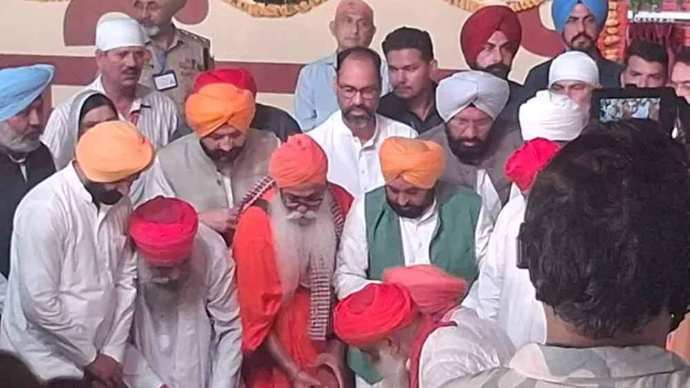CM मान ने जालंधर में रखी गुरु रविदास वाणी अध्ययन केंद्र की नींव, बोले- शिक्षा से खत्म होगी गरीबी CM मान ने जालंधर में रखी गुरु रविदास वाणी अध्ययन केंद्र की नींव, बोले- शिक्षा से खत्म होगी गरीबी
