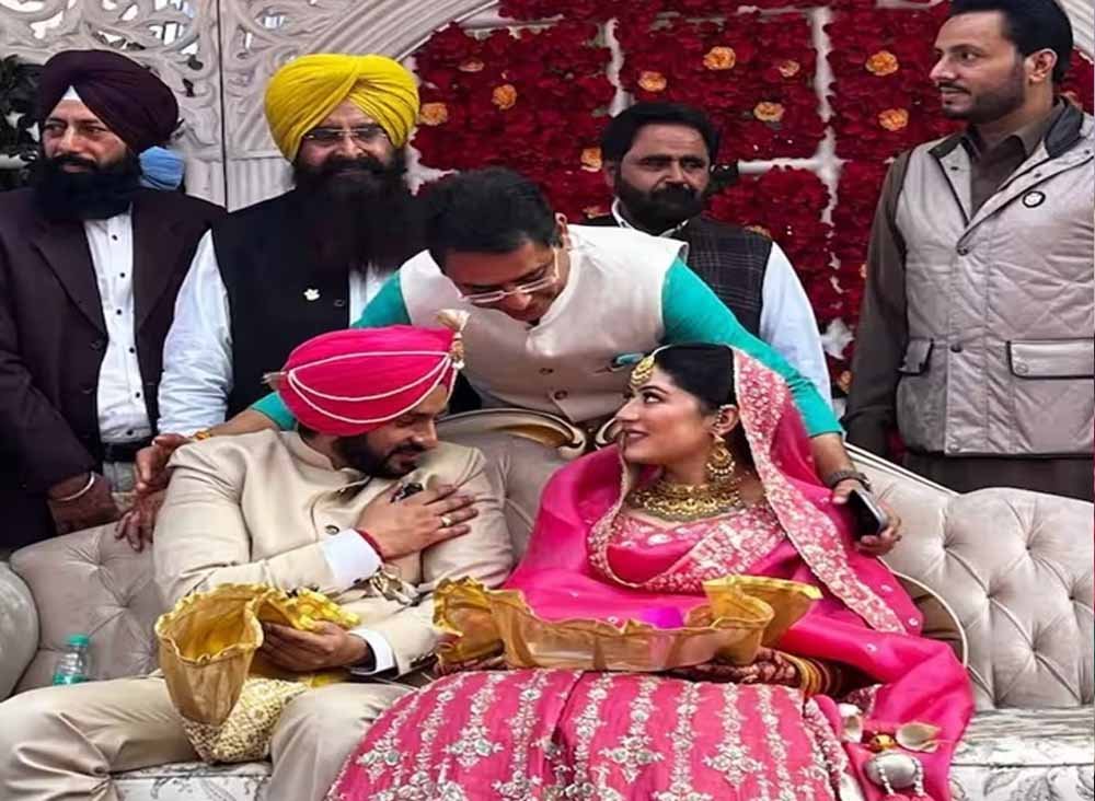 पंजाब में AAP विधायक के बेटे की ‘कुरमाई’ में जुटे दिग्गज नेता, समारोह में दिखी सियासी जमघट पंजाब में AAP विधायक के बेटे की ‘कुरमाई’ में जुटे दिग्गज नेता, समारोह में दिखी सियासी जमघट