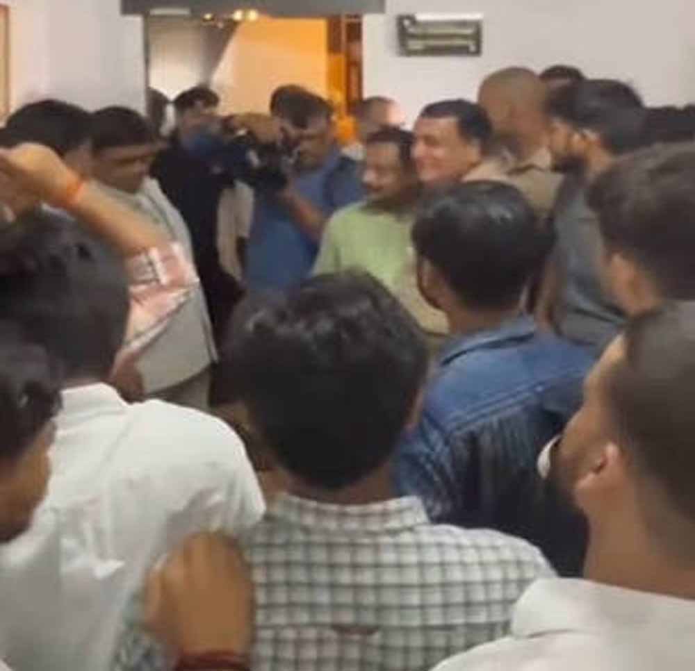 PU में फीस बढ़ोतरी पर छात्रों का बड़ा प्रदर्शन, सभी गेट बंद कर VC कार्यालय के बाहर धरना