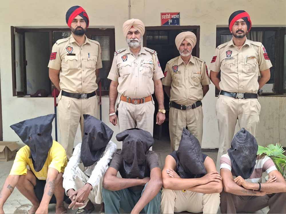 पंजाब पुलिस ने बड़ी साजिश नाकाम की, वारदात से पहले 5 बदमाश हथियारों सहित दबोचे पंजाब पुलिस ने बड़ी साजिश नाकाम की, वारदात से पहले 5 बदमाश हथियारों सहित दबोचे