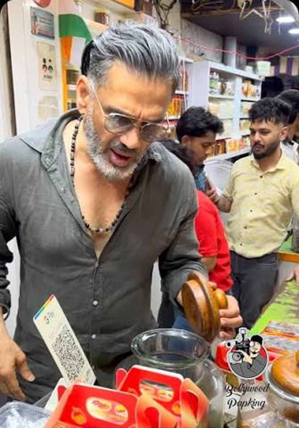 अमृतसर पहुंचे सुनील शेट्टी ने चखा खास आम पापड़, पत्नी संग बाजार में दिखा देसी अंदाज अमृतसर पहुंचे सुनील शेट्टी ने चखा खास आम पापड़, पत्नी संग बाजार में दिखा देसी अंदाज