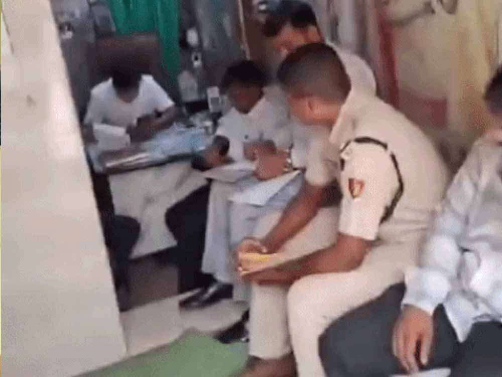 मरीजों की जान से खिलवाड़ कर रहा था झोलाछाप डॉक्टर, CM फ्लाइंग की रेड में दवाएं बरामद मरीजों की जान से खिलवाड़ कर रहा था झोलाछाप डॉक्टर, CM फ्लाइंग की रेड में दवाएं बरामद