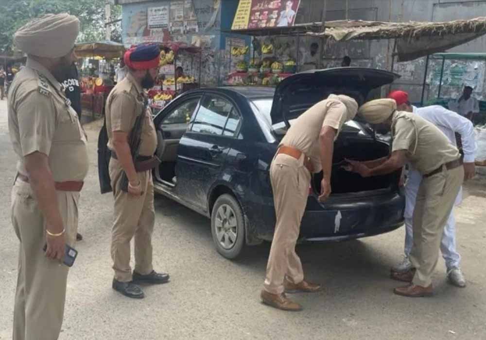 Punjab के बॉर्डर इलाकों में पुलिस का सख्त पहरा, चप्पे-चप्पे पर हो रही चेकिंग Punjab के बॉर्डर इलाकों में पुलिस का सख्त पहरा, चप्पे-चप्पे पर हो रही चेकिंग
