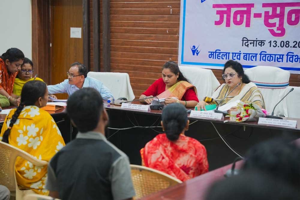 दुर्ग में महिला आयोग की जनसुनवाई : 27 प्रकरणों की सुनवाई, त्वरित कार्रवाई और विधिक सहायता पर जोर दुर्ग में महिला आयोग की जनसुनवाई : 27 प्रकरणों की सुनवाई, त्वरित कार्रवाई और विधिक सहायता पर जोर