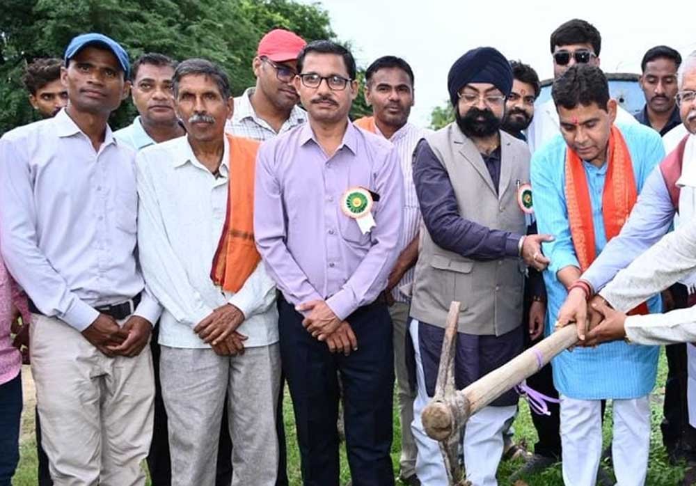 भौतिक प्रगति के साथ अपनी समृद्ध परंपरा और मानवीय मूल्यों को सहेजकर रखना ही सच्चा विकास- मंत्री टंक राम वर्मा भौतिक प्रगति के साथ अपनी समृद्ध परंपरा और मानवीय मूल्यों को सहेजकर रखना ही सच्चा विकास- मंत्री टंक राम वर्मा