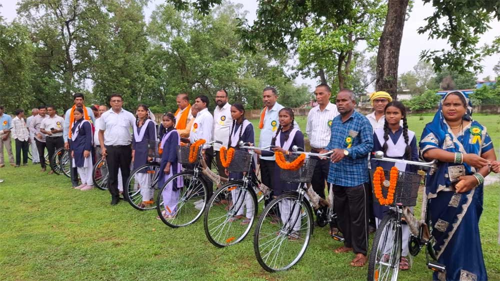 सरस्वती साइकिल योजना के तहत 37 छात्राओं को मिली निःशुल्क साइकिलें सरस्वती साइकिल योजना के तहत 37 छात्राओं को मिली निःशुल्क साइकिलें